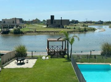 Casa · 220m² · 4 Ambientes · 2 Cocheras · Casa a La Venta en Santa Clara Al Sur - San Vicente