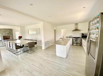 Casa · 193m² · 5 Ambientes · Excelente Casa en Alquiler Anual en El Canton Puerto con Pileta