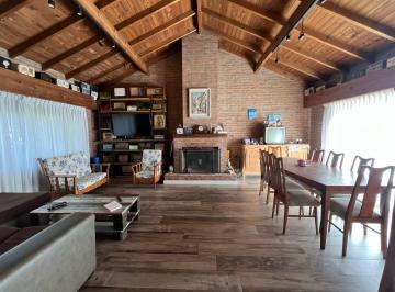 Casa · 254m² · 5 Ambientes · 5 Cocheras · Casa en Barrio Zacagnini