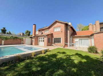 Casa · 254m² · 5 Ambientes · 5 Cocheras · Casa en Barrio Zacagnini