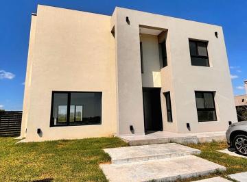 Casa · 200m² · 5 Ambientes · 2 Cocheras · Casa a Estrenar, Tres Ambientes, Quincho Parrilla, Gran Recibidor, en Dos Plantas Terraza, Frente