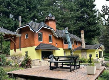 Casa · 318m² · 5 Dormitorios · 2 Cocheras · Se Vende Excelente Propiedad en Villa Llao Llao