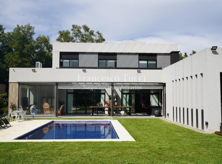 Casa · 320m² · 7 Ambientes · 2 Cocheras