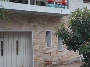 Casa · 150m² · 3 Ambientes · 2 Cocheras · Casa en Dos Plantas a Refaccionar