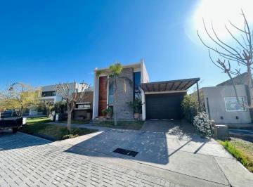 Casa de 4 ambientes, Guaymallén · Venta Hermosa Casa - B° La Candelaria
