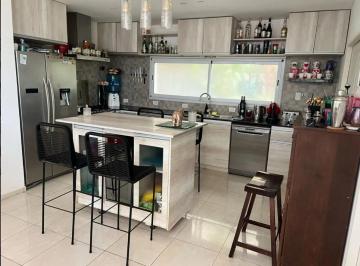 Casa · 240m² · 5 Ambientes · 2 Cocheras · Casa Moderna de 6 Ambientes con Pileta, Jacuzzi
