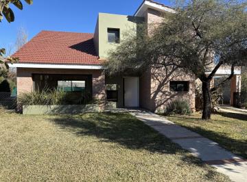 Casa · 272m² · 3 Ambientes · 1 Cochera · Casa en Alquiler de 3 Dorm. en Los Sueños, Valle Escondido