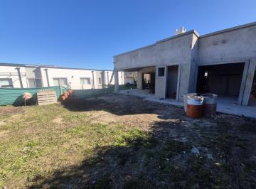 Casa · 121m² · 4 Ambientes · 2 Cocheras · Casa en Venta en Santa Elena a Terminar (Esta en Obra Gris) Pilar del Este
