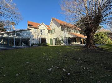 Casa · 598m² · 6 Ambientes · Importante Residencia en Esquina del Barrio Los Troncos