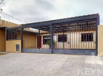 Casa · 139m² · 4 Ambientes · 2 Cocheras · Casa de 3 Dorm. con Pileta en Venta, Gonnet