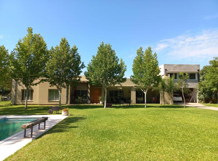 Casa · 244m² · 6 Ambientes · 2 Cocheras