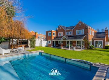 Casa · 370m² · 6 Ambientes · Importante Residencia en El Excelente Barrio Los Troncos.