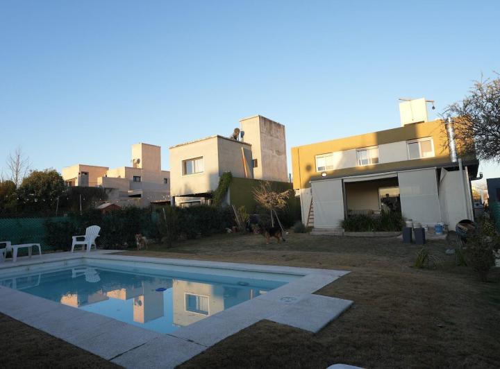 Casa · 180m² · 3 Ambientes · 2 Cocheras