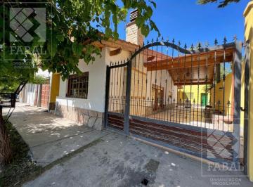 Casa · 170m² · 4 Ambientes · 3 Cocheras · Casa Alquiler Belgrano, 3 Dorm., 3 Baños, Cochera X 3 Autos y Patio con Parrilla