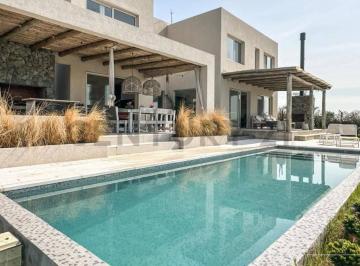 Casa · 200m² · 5 Ambientes · 4 Cocheras · Venta en San Sebastian a La Laguna, Unica en Calidad y Diseño