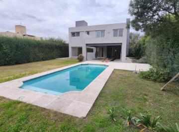 Casa · 220m² · 3 Dormitorios · 2 Cocheras · Casa en Valle del Golf