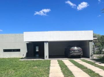Casa · 230m² · 4 Ambientes · 2 Cocheras · Venta Casa Arbolada Hollywood
