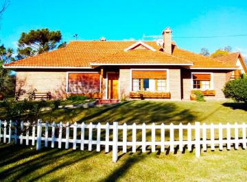 Casa de 7 ambientes, Cosquín · Casa en Venta de 4 Dorm. C/ Cochera en Cosquín Sobre Ruta 38