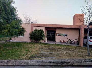 Casa · 132m² · 5 Ambientes · 1 Cochera · Casa en La Estanzuela 2, 2 Dorm, Cochera, Galería, Gran Patio.