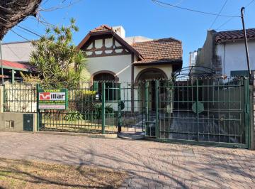 Casa · 160m² · 5 Ambientes · 2 Cocheras · Hermoso Chalet 5 Ambientes con Cochera y Pileta en Banfield Este