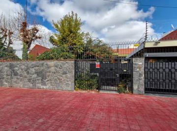 Casa · 220m² · 5 Ambientes · 2 Cocheras · Casa en Barrio Arizu Godoy Cruz
