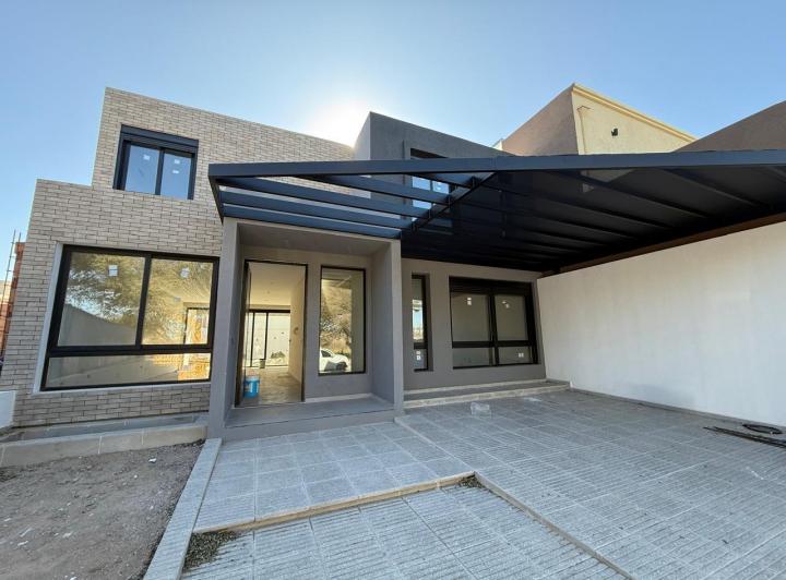 Casa · 180m² · 4 Ambientes · 2 Cocheras