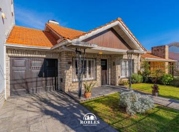 Casa · 165m² · 3 Ambientes · Chalet en El Tradicional Barrio Parque Luro
