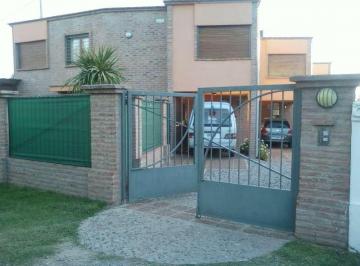 Casa · 110m² · 2 Dormitorios · 2 Cocheras · Alquiler. Dúplex Housing Arguello 2 Dorm.. Pileta.