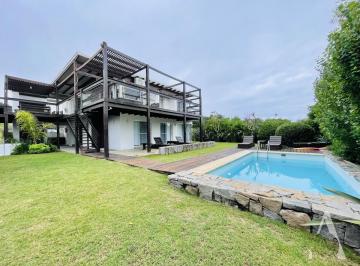 Casa · 245m² · 5 Dormitorios · 2 Cocheras · Casa Moderna de 5 Dorm. en Manantiales, Punta del Este