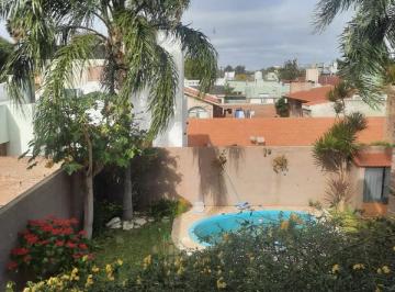 Casa · 220m² · 5 Ambientes · 2 Cocheras · Casa - Consolata