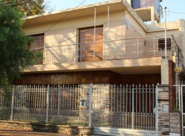 Casa · 195m² · 3 Ambientes · 1 Cochera · Casa 4 Ambientes en Venta en Temperley con Cochera y Jardín