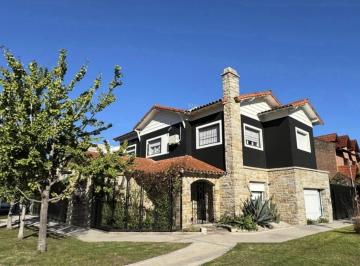 PH · 93m² · 3 Ambientes · 1 Cochera · PH en Venta Castelar Norte.