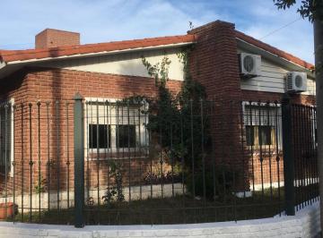 Casa · 221m² · 4 Dormitorios · 2 Cocheras · Casa en Venta B° Bajo Palermo. 4 Dorm.