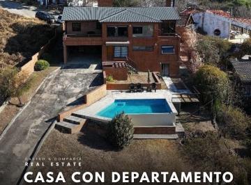 Casa · 299m² · 8 Ambientes · 1 Cochera · Venta Casa de Categoría y Departamento con Piscina en 1.134 m² de Lote Cerca del Cucú, Villa del Lago