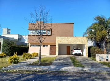 Casa · 176m² · 4 Ambientes · 2 Cocheras · Venta Casa Campos de Esther Tres Dorm. Permuta
