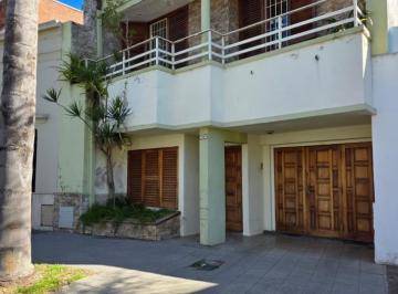 Casa · 216m² · 8 Ambientes · 1 Cochera · ¡Gran Casa en Venta en Zona Parque!