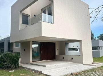 Casa · 217m² · 5 Ambientes · 4 Cocheras · Casa con 3 Dorm. en La Concepcion de Lujan