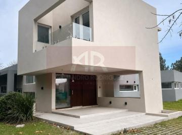 Casa · 217m² · 5 Ambientes · 4 Cocheras · Casa con 3 Dorm. en La Concepcion de Lujan