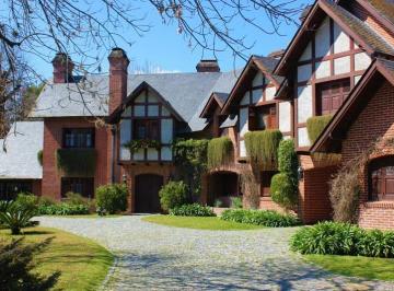 Casa · 479m² · 12 Ambientes · 1 Cochera · Propiedad en Excelente Estado en Venta en Highland Park.