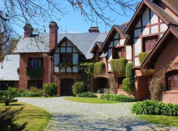 Casa · 479m² · 12 Ambientes · 1 Cochera · Propiedad en Excelente Estado en Venta en Highland Park.