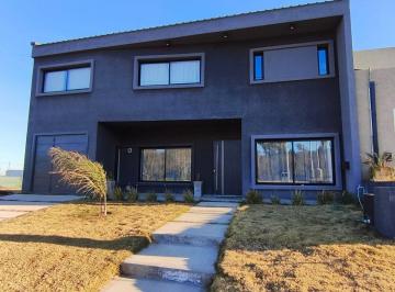 Casa · 286m² · 7 Ambientes · 2 Cocheras · Casa 3 Dormi Cochera Vestidor Tejas 4 Pileta