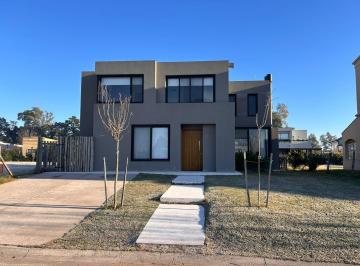 Casa · 500m² · 6 Ambientes · Venta Casa 5 Ambientes en Barrio Privado Santo Tomás, Pilar