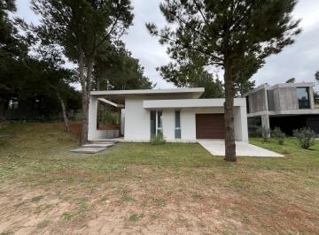 Casa · 212m² · 4 Dormitorios · 1 Cochera · Casa en Venta a Estrenar en Residencial 1, Costa Esmeralda
