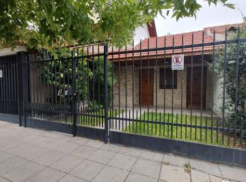 Casa · 200m² · 5 Ambientes · 2 Cocheras · Muy Buena Casa 4 Amb + Quincho + Depto 2 Amb S/amplio Lote!