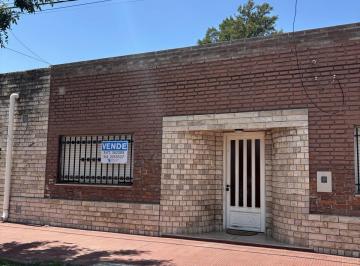 Casa · 220m² · 5 Ambientes · 1 Cochera · Casa en Ventra Armstrong Gran Terreno