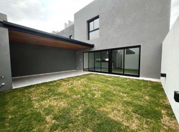 Casa · 117m² · 4 Ambientes · 2 Cocheras · Dúplex en Housing con Excelentes Comodidades