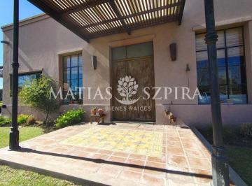 Casa · 240m² · 4 Ambientes · 4 Cocheras · Casa en Venta en Chacras La Primavera