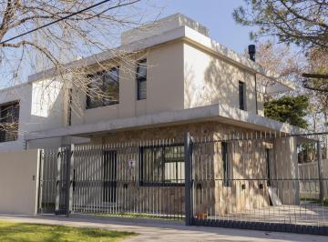 Casa · 154m² · 4 Ambientes · 2 Cocheras · Casa Moderna de 4 Ambientes en Inmejorable Zona de Temperley