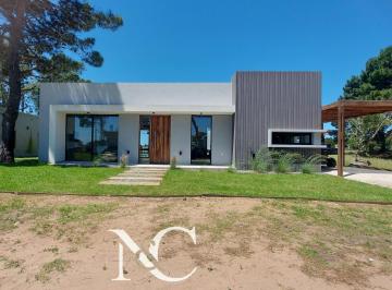 Casa · 167m² · 4 Ambientes · 1 Cochera · Casa en Alquiler Temporario, Ecuestre Al 100