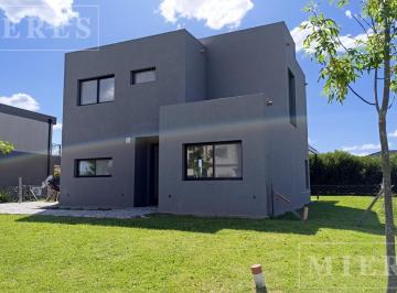 Casa · 226m² · 6 Ambientes · Casa en Venta Sobre Lote Interno en Barrio Ceibos Puertos